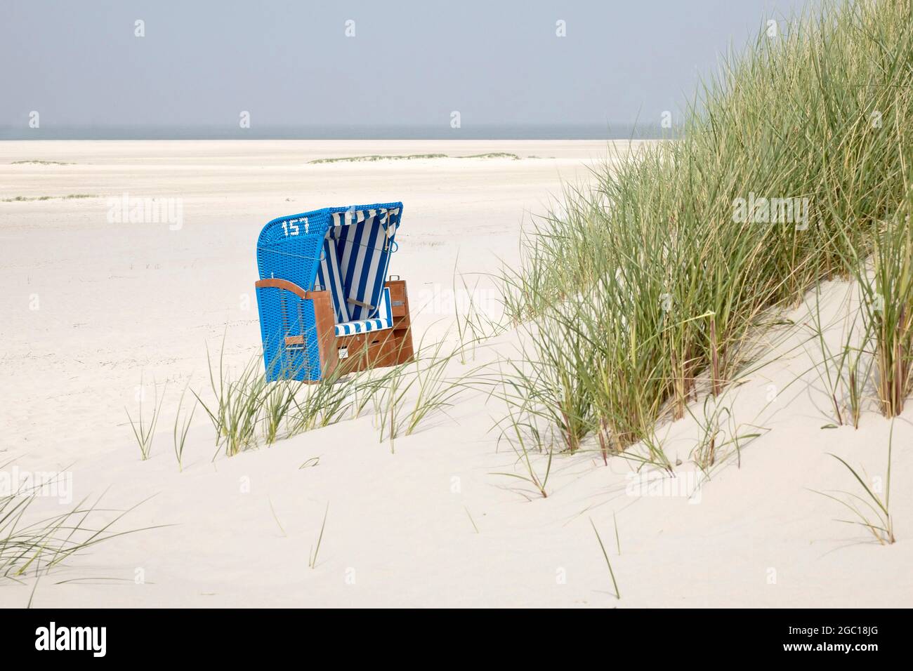 Chaise de plage bleue sur la plage , Allemagne, Schleswig-Holstein, Norddorf, Amrum Banque D'Images