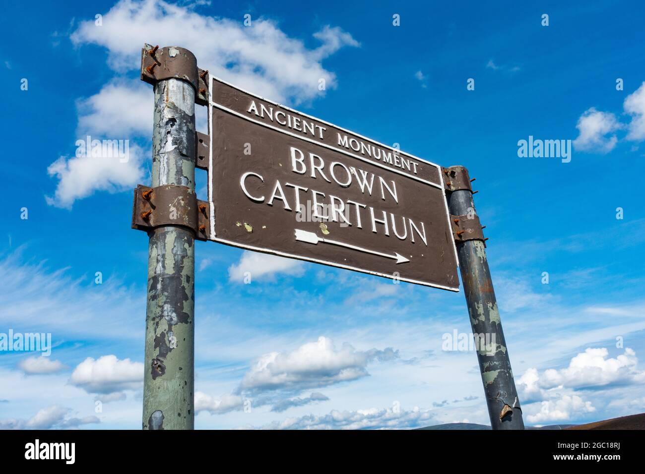 Panneau marquant le chemin vers le fort de la colline de l'âge de fer connu sous le nom de Brown Caterthun près de Brechin, Angus, Écosse Banque D'Images