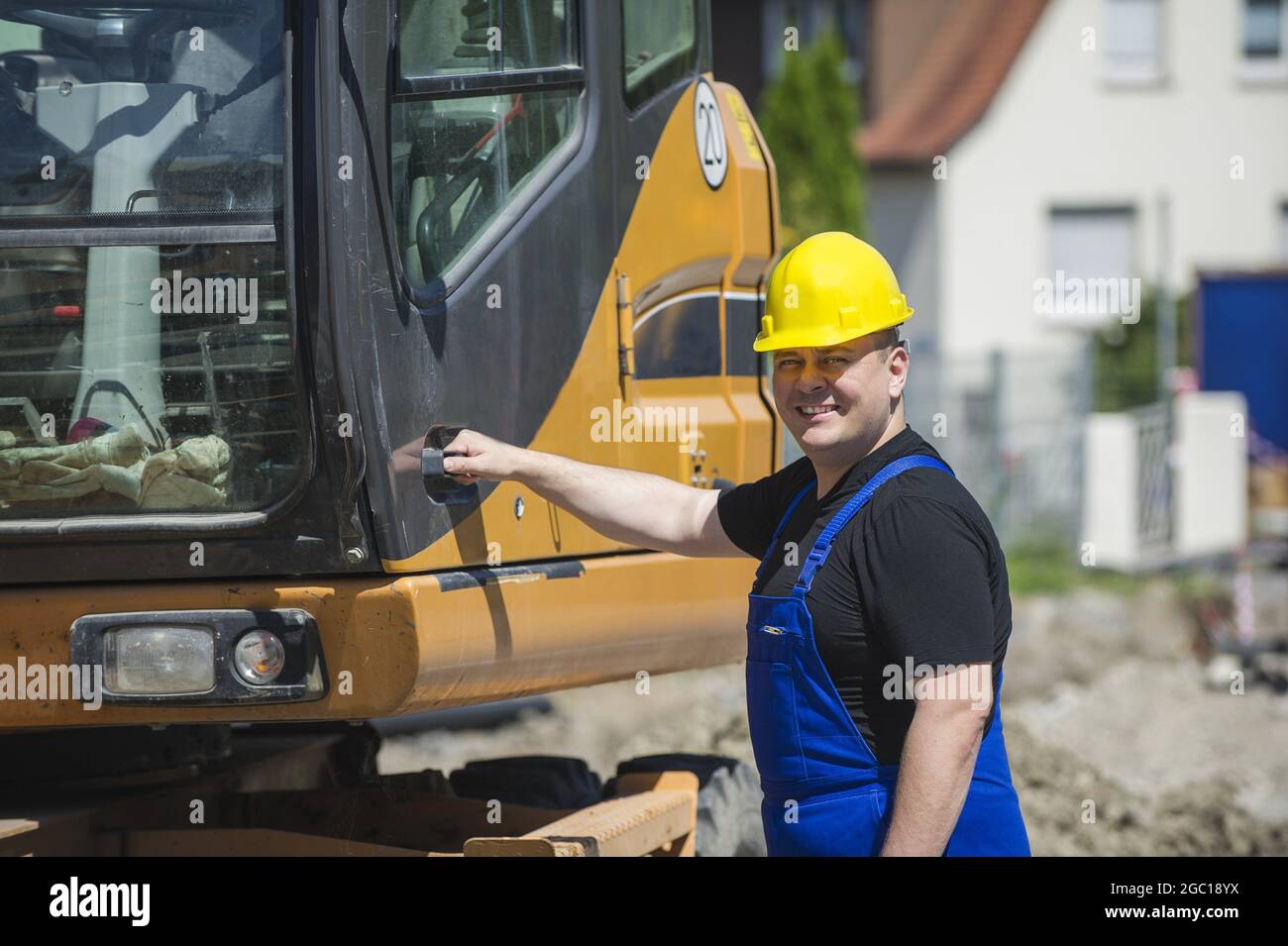 travailleur de la construction sur un véhicule de construction Banque D'Images