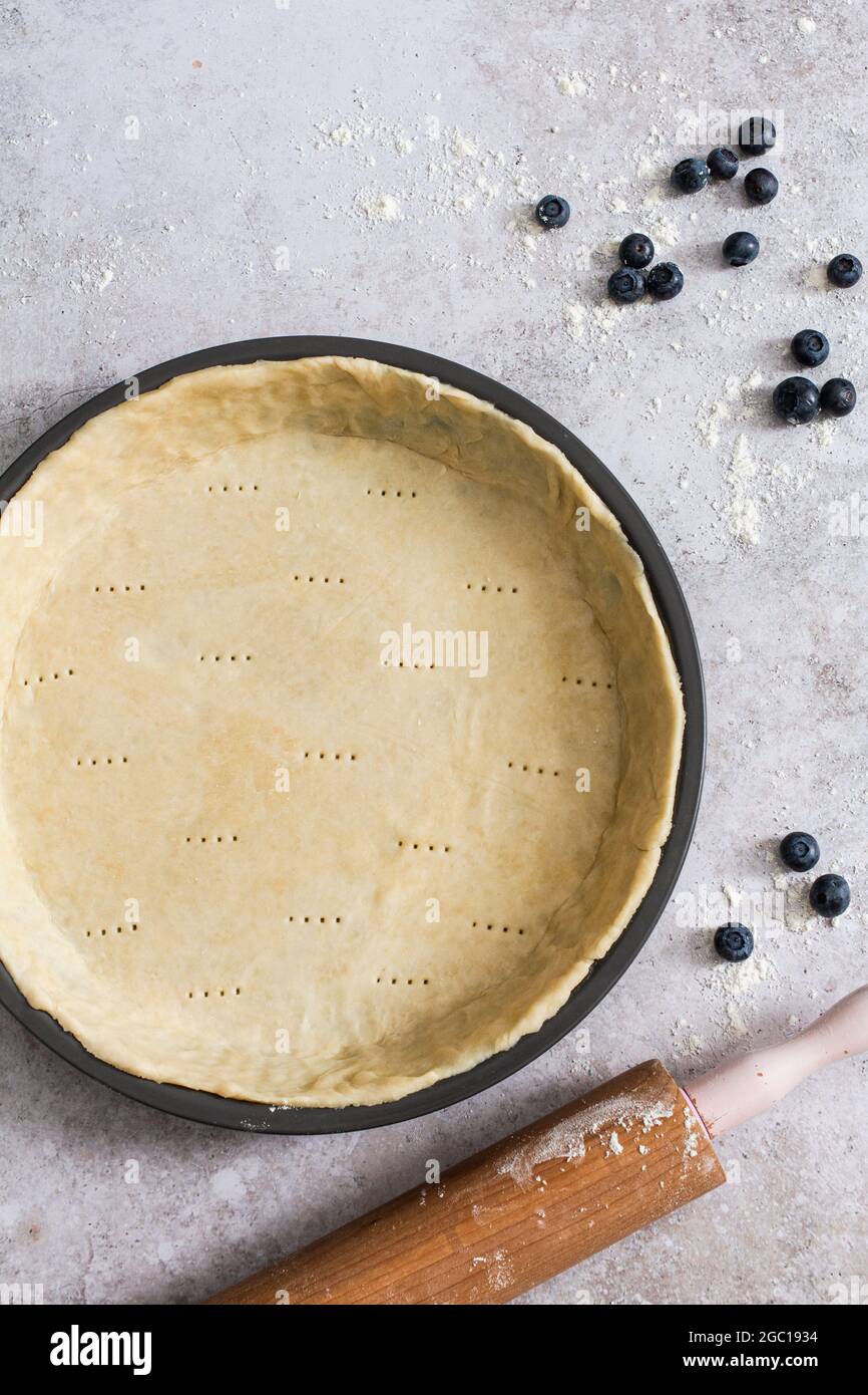 Pâte à tarte brute pour tarte aux myrtilles en préparation. Banque D'Images