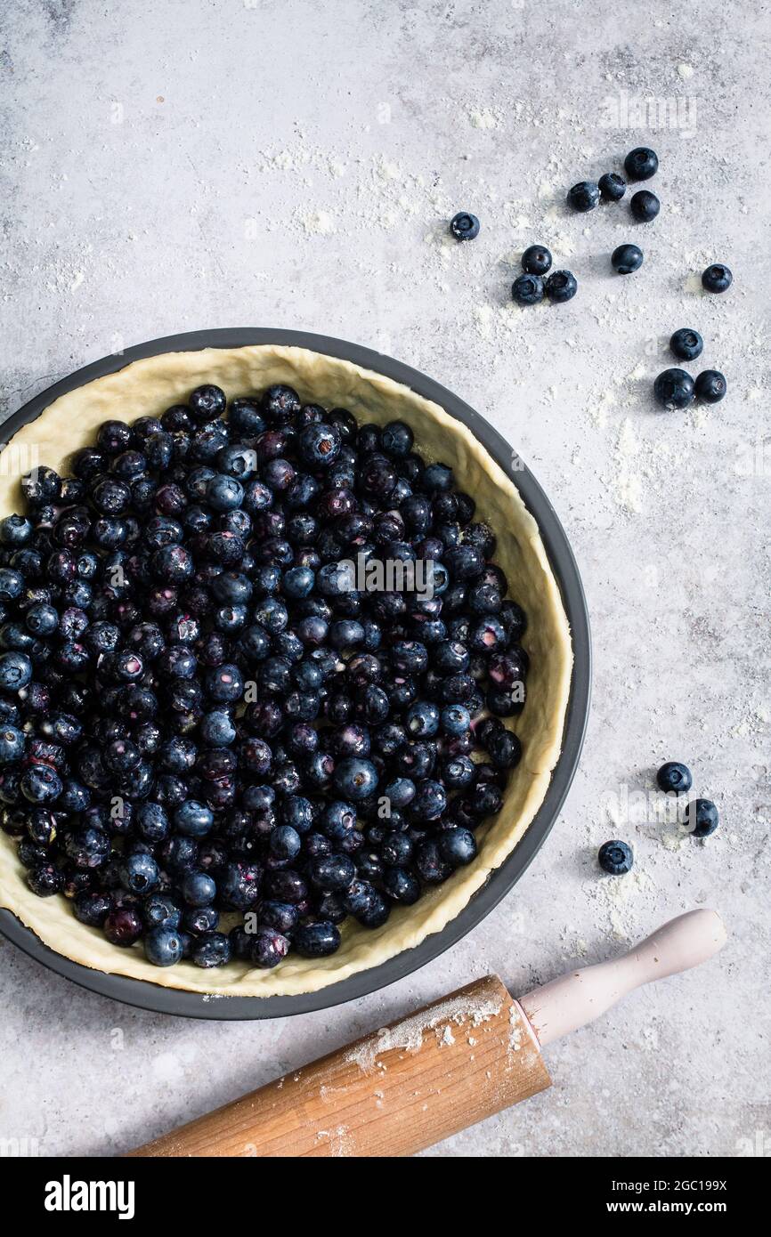 Tarte aux myrtilles crue en préparation. Banque D'Images