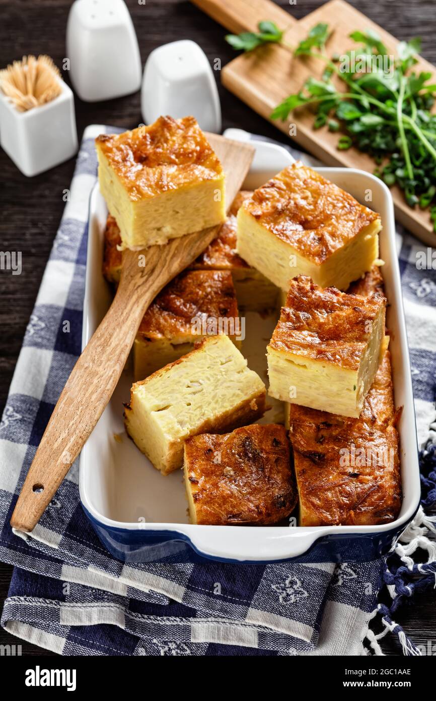Kugel De Pommes De Terre Pudding Cuit Au Four Ou Cocotte De Pommes De Terre Rapees Dans Un Plat De Cuisson Sur Une Table En Bois Recette Juive De Vacances Photo Stock