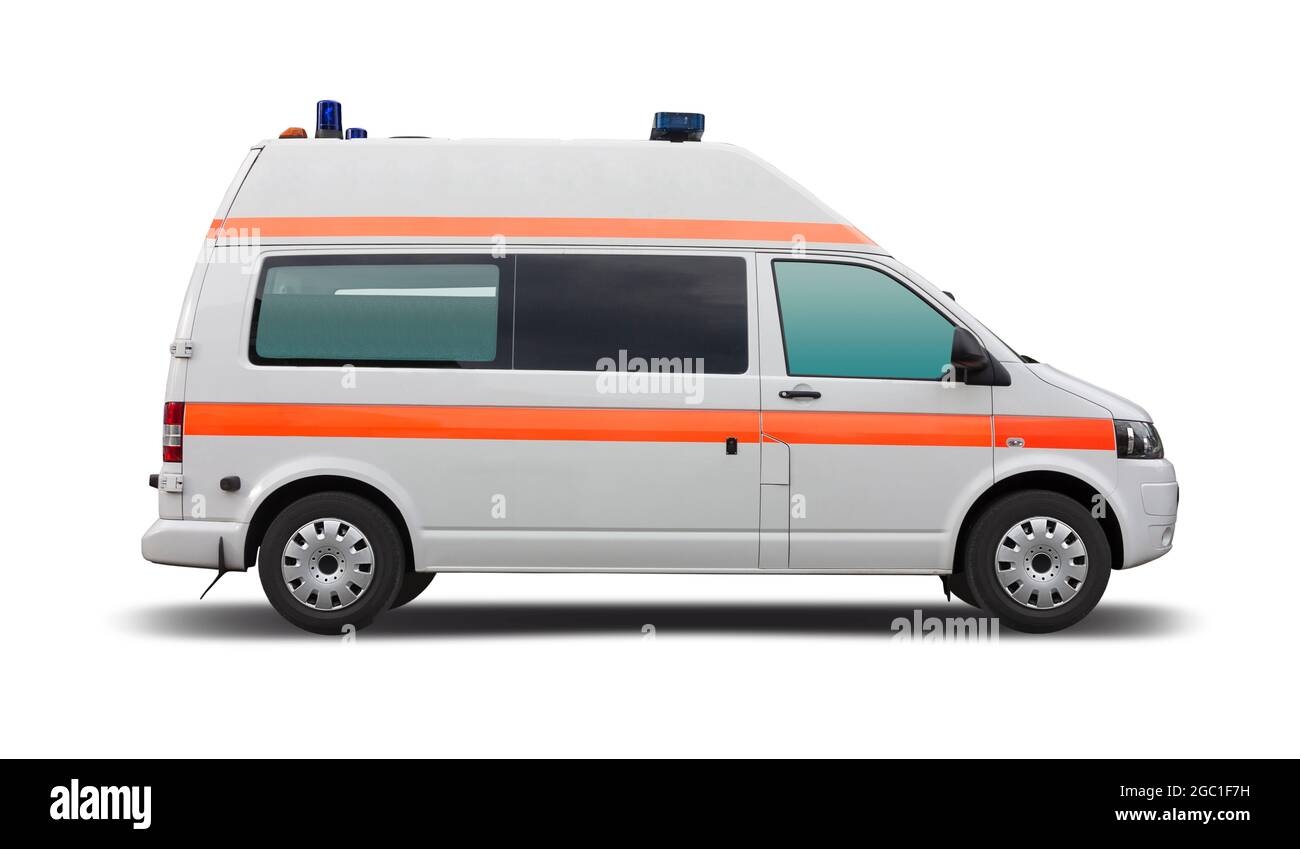 Vue latérale de l'ambulance du transporteur VW isolée sur fond blanc Banque D'Images
