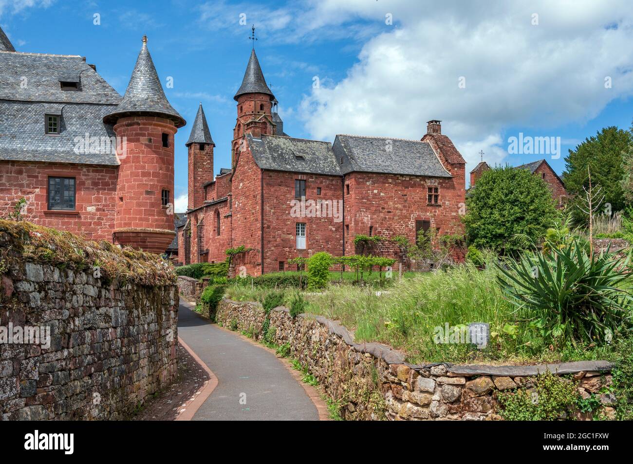 Joyau de grès rouge de Corrèze, Collonges-la-Rouge est classé parmi les plus beaux villages de France. Banque D'Images