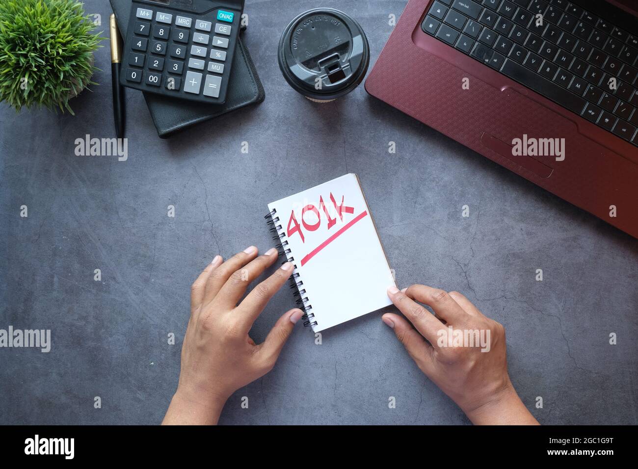 Bloc-notes avec mot 401k sur fond noir, haut vers le bas Banque D'Images