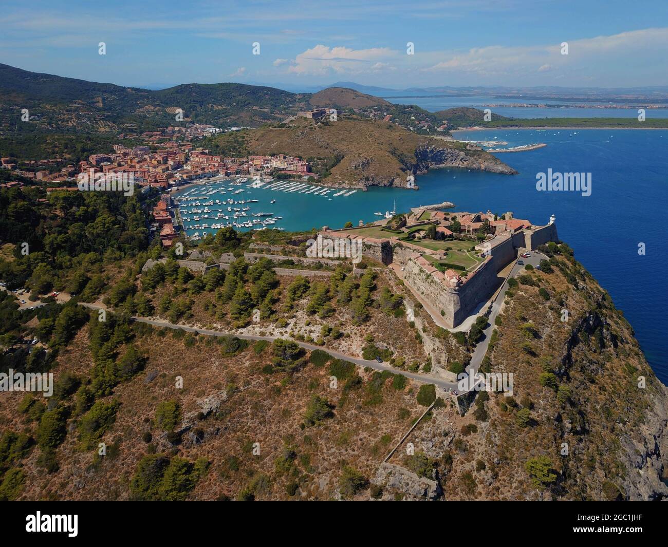 Italie, Toscane, province de Grosseto, Argentario, vue aérienne de la forteresse Aldobrandesca de Porto Ercole, plus communément connue sous le nom de l'espagnol FO Banque D'Images