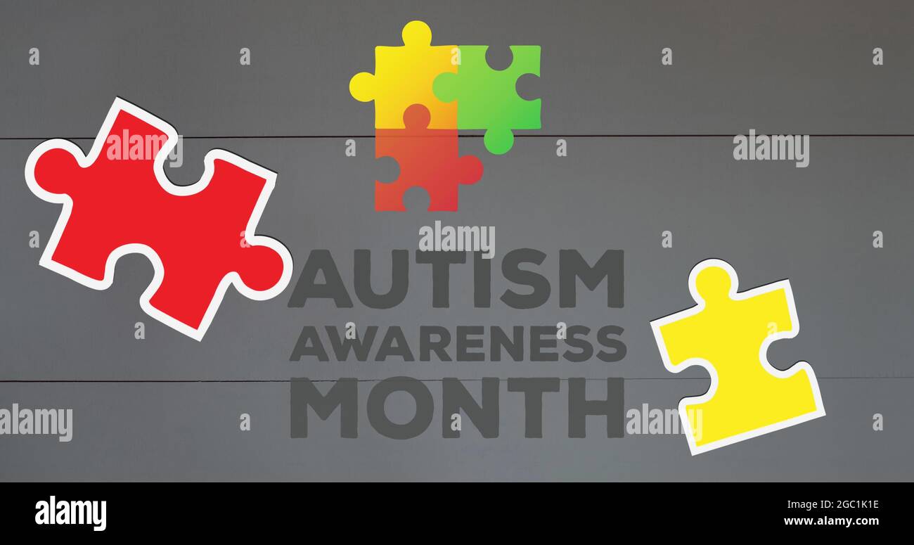 Image du mois de la sensibilisation à l'autisme texte sur tête blanche avec labyrinthe et puzzles tombant Banque D'Images