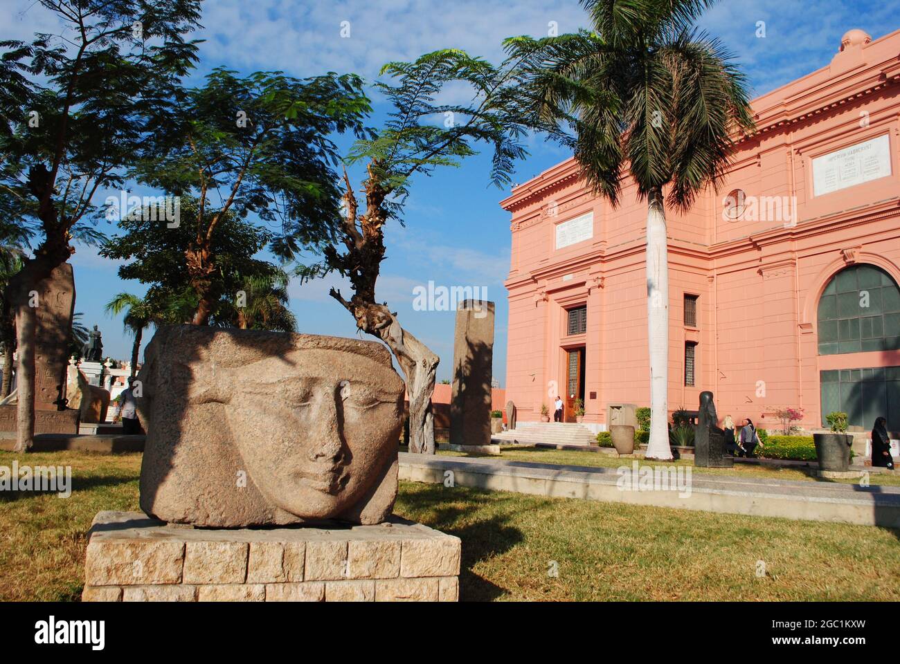 Le Caire Égypte. Vers décembre 2019. Une femme égyptienne en face du musée. L'extérieur du Musée égyptien construit en 1901. Banque D'Images