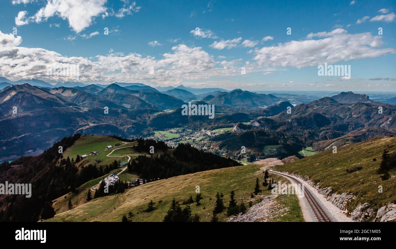Chemin de fer de Schafbergbahn Cog courant de Saint-Wolfgang jusqu'au Schafberg, Autriche.Voyage au sommet des Alpes à travers les champs luxuriants et les forêts vertes Banque D'Images