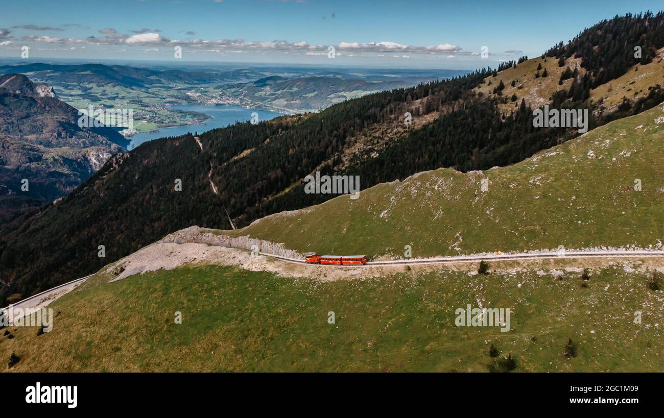 Chemin de fer de Schafbergbahn Cog courant de Saint-Wolfgang jusqu'au Schafberg, Autriche.Voyage au sommet des Alpes à travers les champs luxuriants et les forêts vertes Banque D'Images