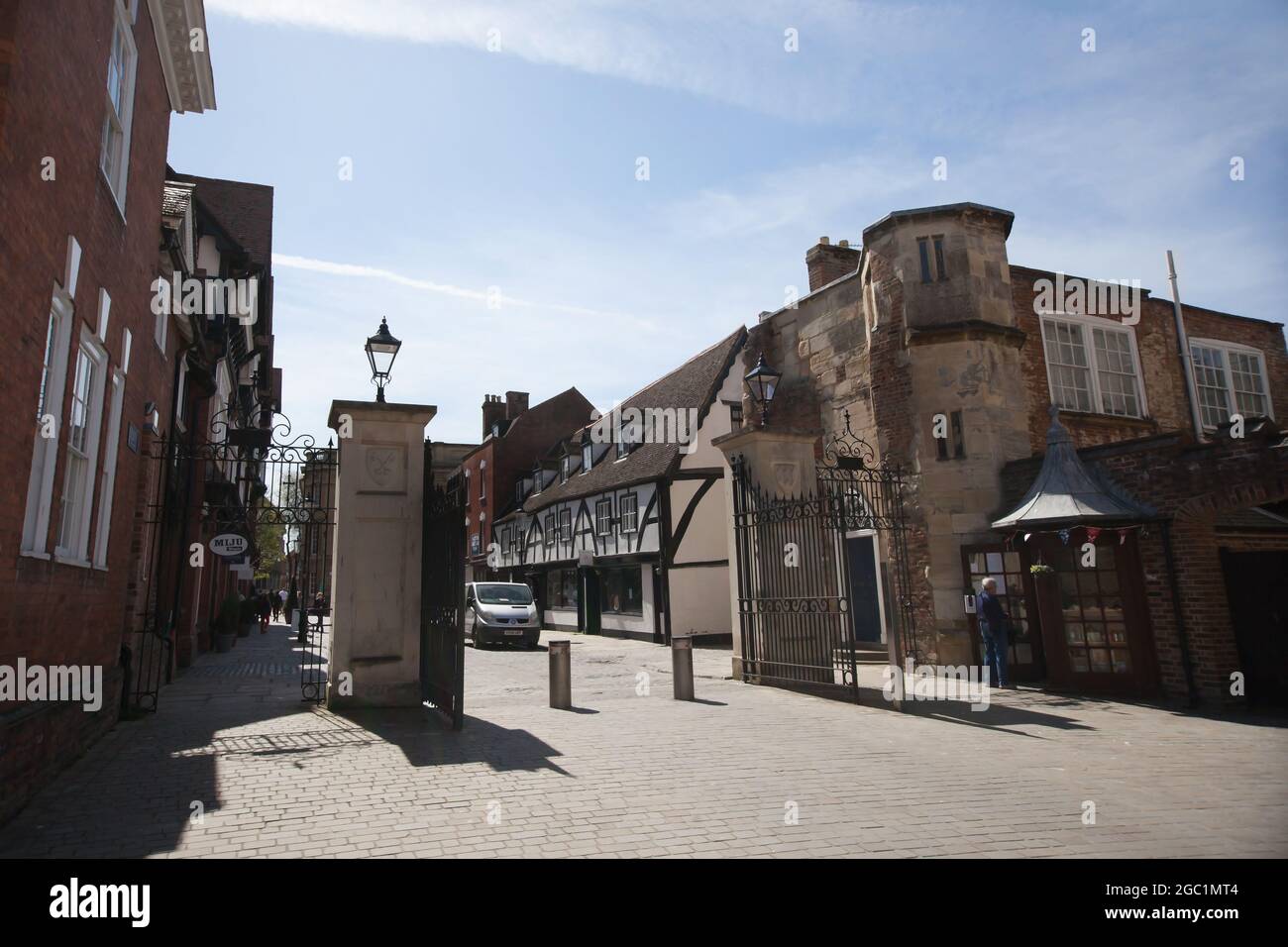 Vue sur College Street et l'entrée de la cathédrale de Gloucester, au Royaume-Uni Banque D'Images