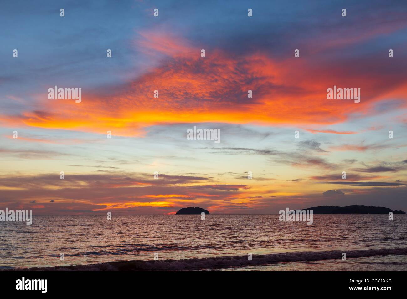 Magnifique nuage coloré et spectaculaire au coucher du soleil sur la côte à Tanjung Aru Beach, Kota Kinabalu, Sabah, Malaisie Banque D'Images