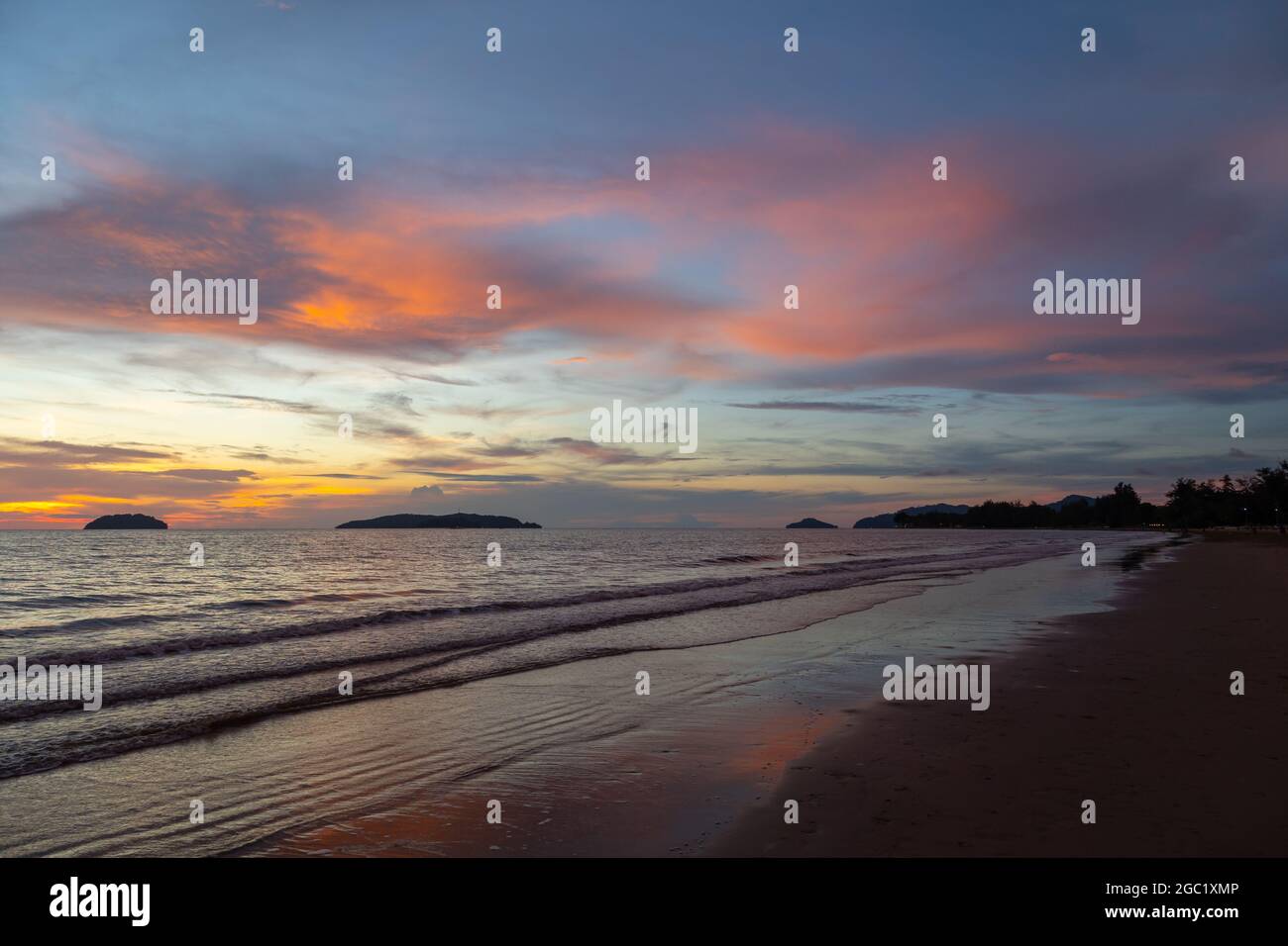 Magnifique nuage coloré et spectaculaire au coucher du soleil sur la côte à Tanjung Aru Beach, Kota Kinabalu, Sabah, Malaisie Banque D'Images