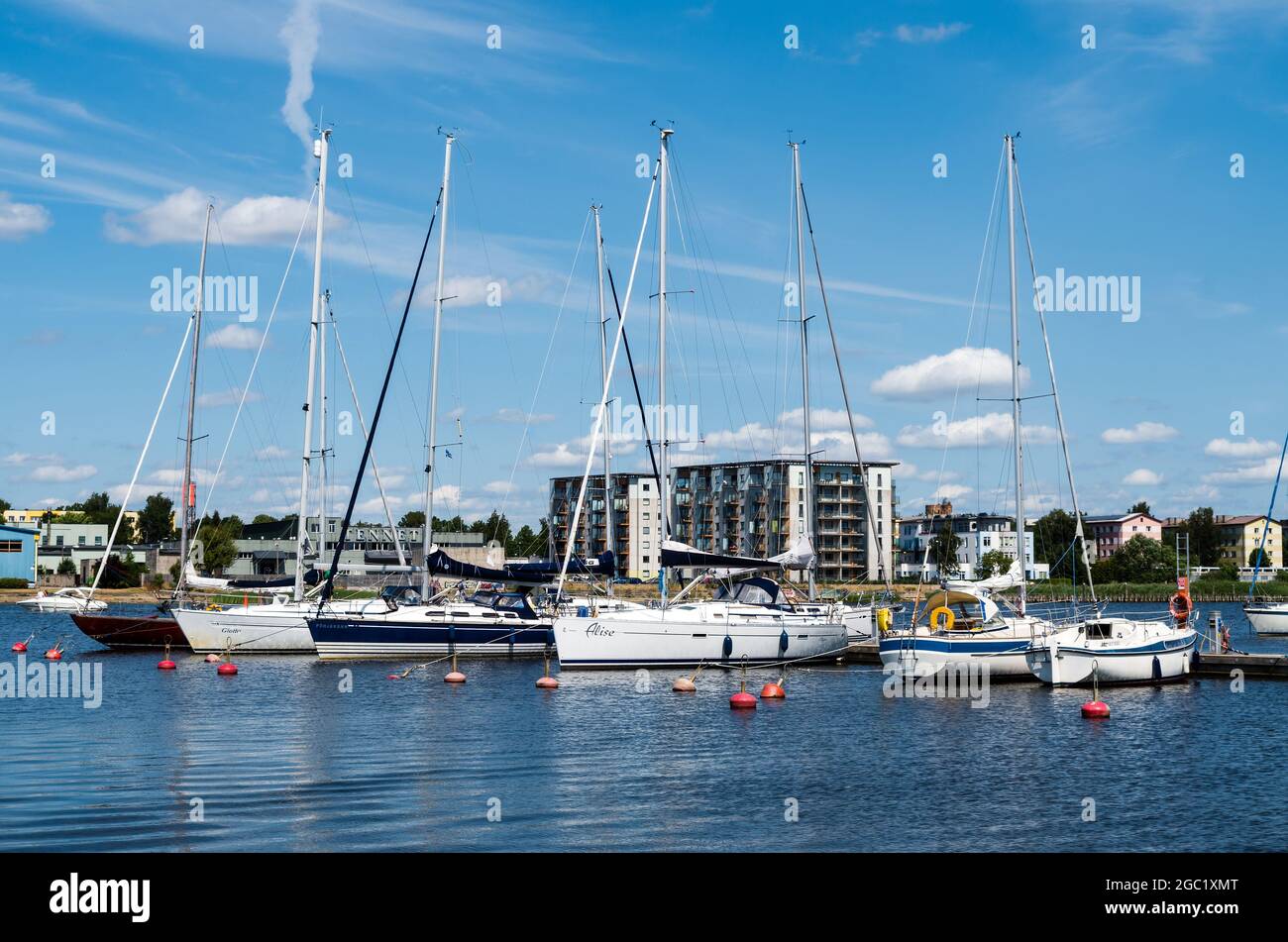 Pärnu, Comté de Pärnu, Estonie - 12 juillet 2021 : Voiliers amarrés au port. Banque D'Images