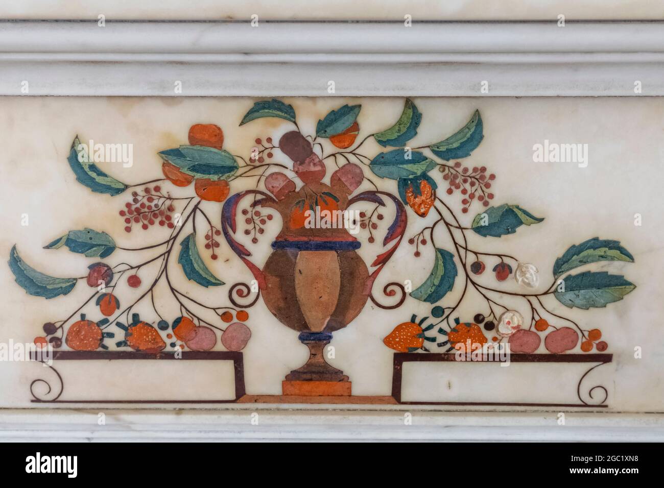 Angleterre, Hampshire, Test Valley, Mottisfont, Mottisfont House, La salle du matin, détail de décoration de cheminée en marbre Banque D'Images