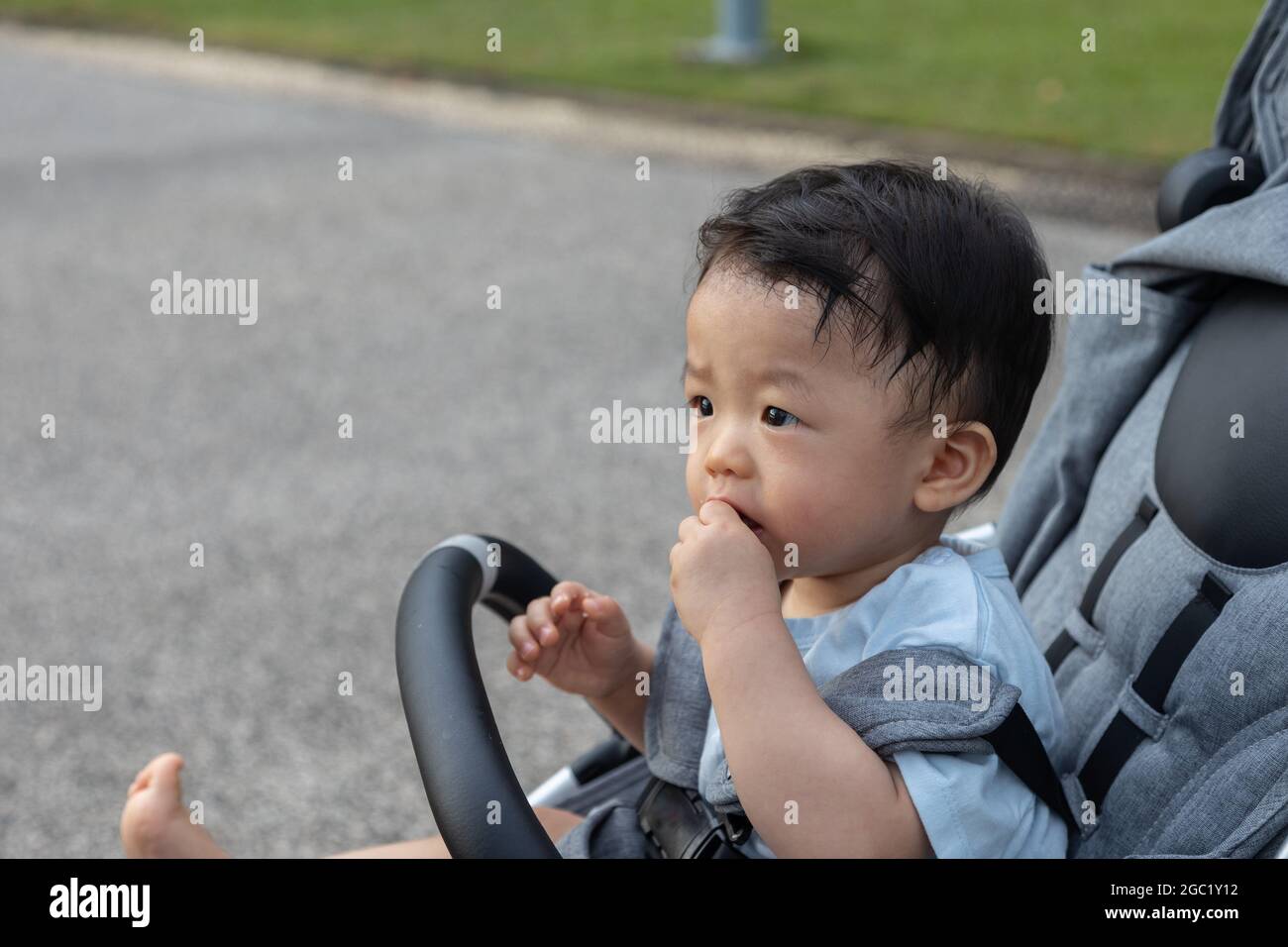 Gros Plan Portrait Image De Bebe Chinois Asiatique Mignon Et Heureux Assis Sur Une Poussette Au Parc Le Soir Photo Stock Alamy