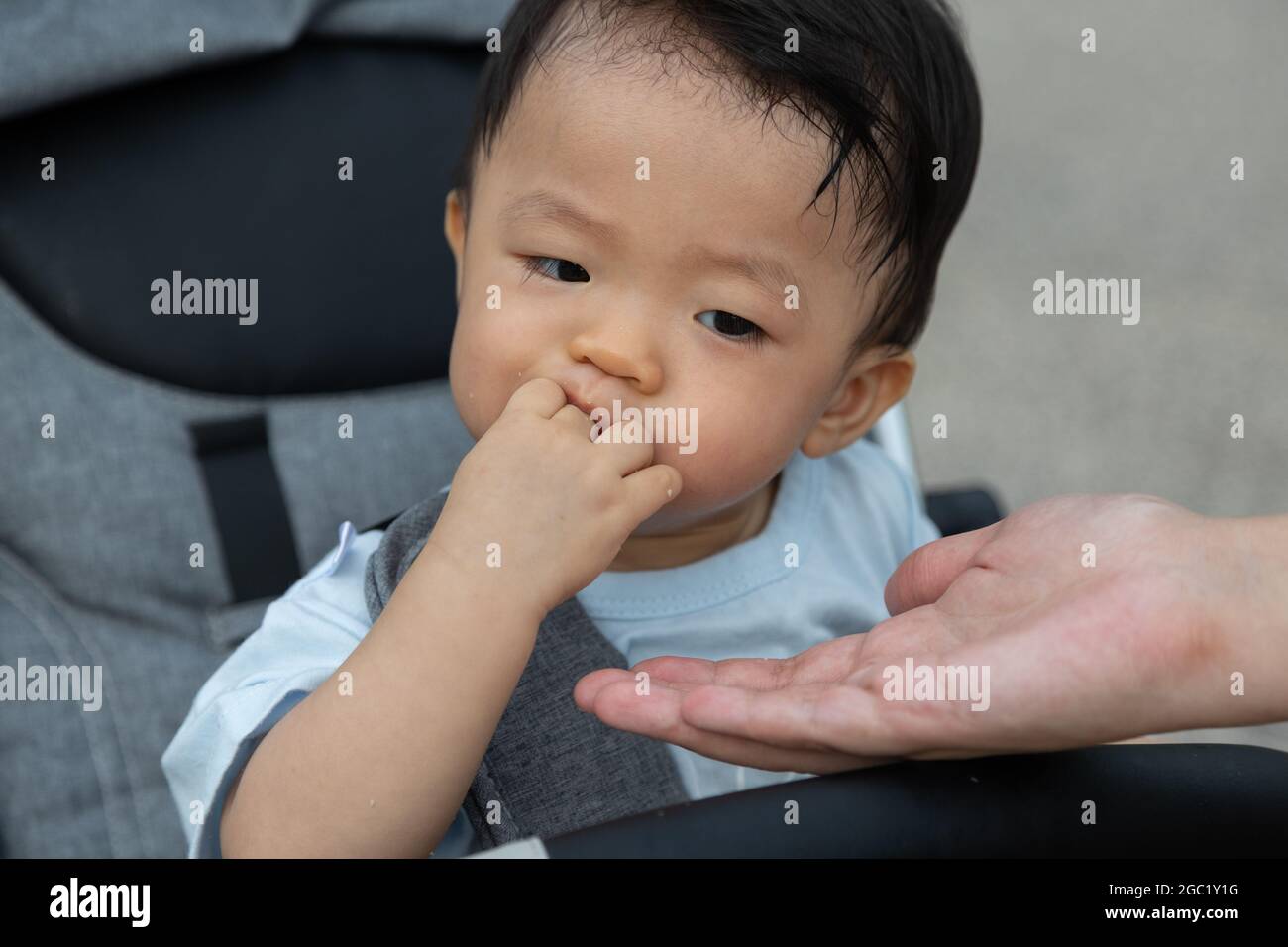 Gros Plan Portrait Image De Bebe Chinois Asiatique Mignon Et Heureux Assis Sur Une Poussette Au Parc Le Soir Photo Stock Alamy