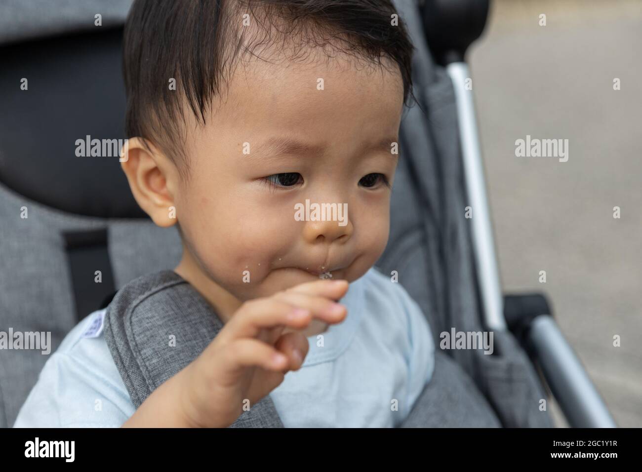 Gros Plan Portrait Image De Bebe Chinois Asiatique Mignon Et Heureux Assis Sur Une Poussette Au Parc Le Soir Photo Stock Alamy
