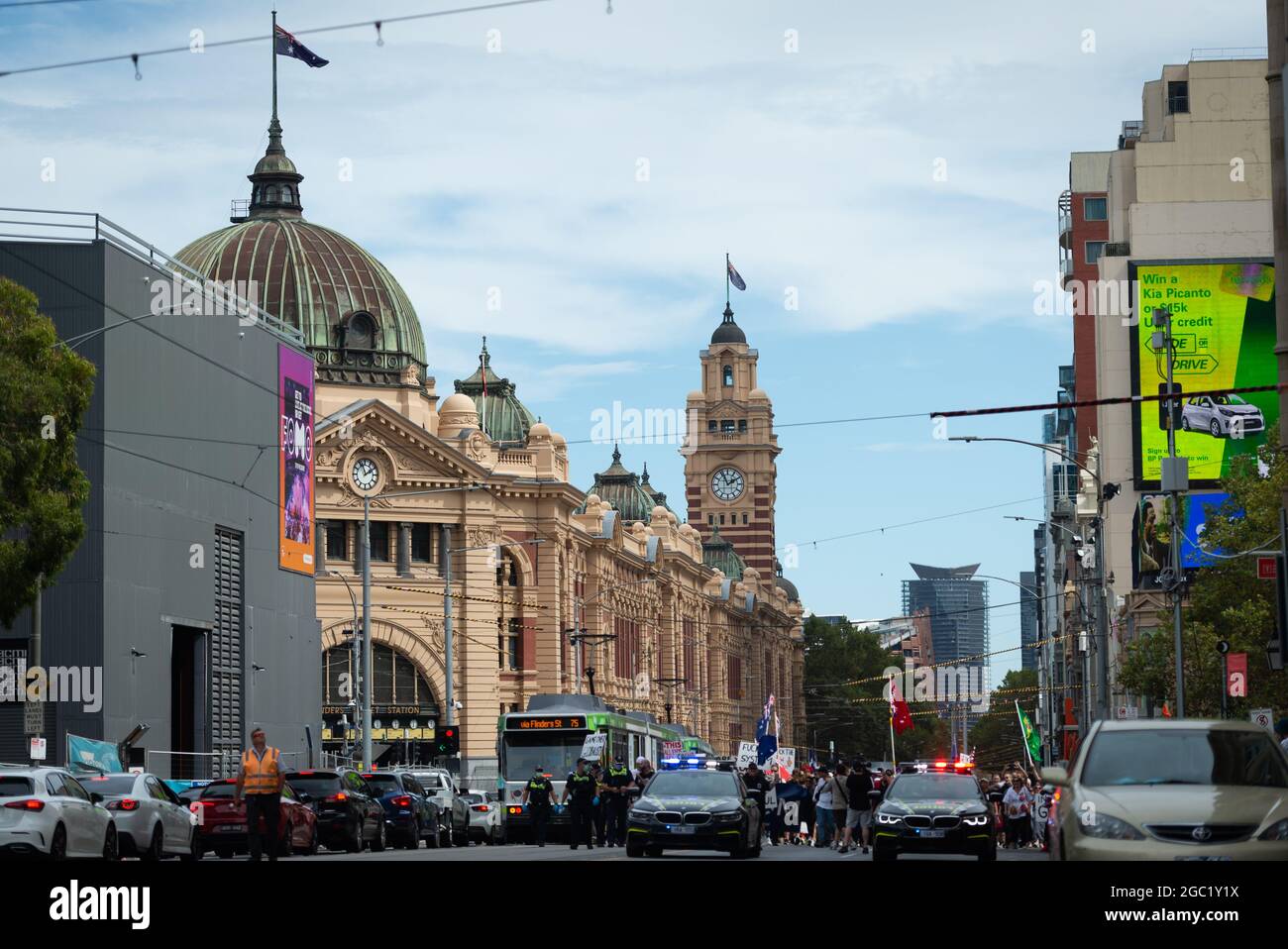 Vue générale de Flinders Street lors de la manifestation mondiale de Melbourne pour la liberté à Flagstaff Gardens, Melbourne, Australie, le 20 mars 2021. Des manifestations ont lieu dans plus de 40 pays à travers le monde pour réclamer des droits fondamentaux et prendre position contre des restrictions excessives de la COVID-19. Crédit : Mikko Robles/Speed Media/Alay Live News Banque D'Images