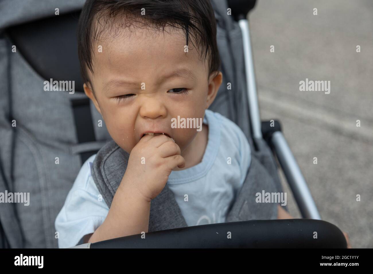 Gros Plan Portrait Image De Bebe Chinois Asiatique Mignon Et Heureux Assis Sur Une Poussette Au Parc Le Soir Photo Stock Alamy