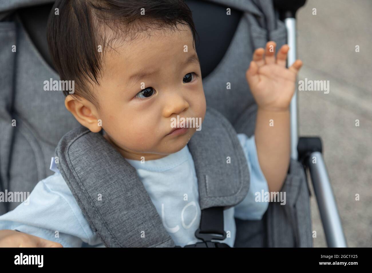 Gros Plan Portrait Image De Bebe Chinois Asiatique Mignon Et Heureux Assis Sur Une Poussette Au Parc Le Soir Photo Stock Alamy