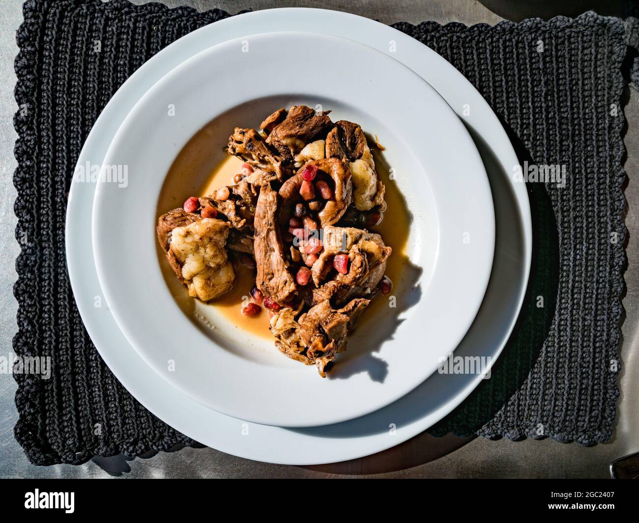 L'agneau Khashlama est servi dans le restaurant Tufenkian du lac Sevan, en Arménie Banque D'Images