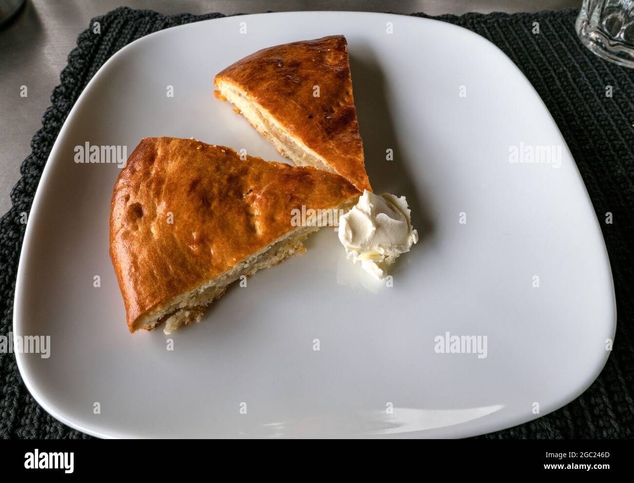 Warm gata - un dessert servi dans le restaurant Tufenkian du lac Sevan, en Arménie Banque D'Images