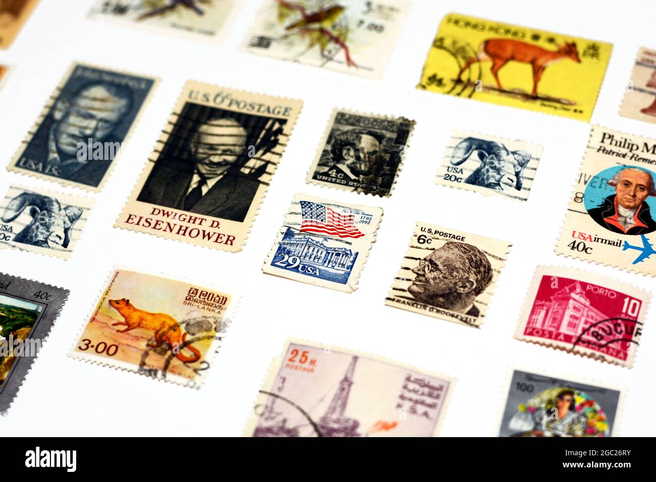 arrière-plan de divers anciens timbres-poste utilisés de différents pays et temps sur fond blanc, une couverture avec un ensemble de timbres-poste, vintage Banque D'Images