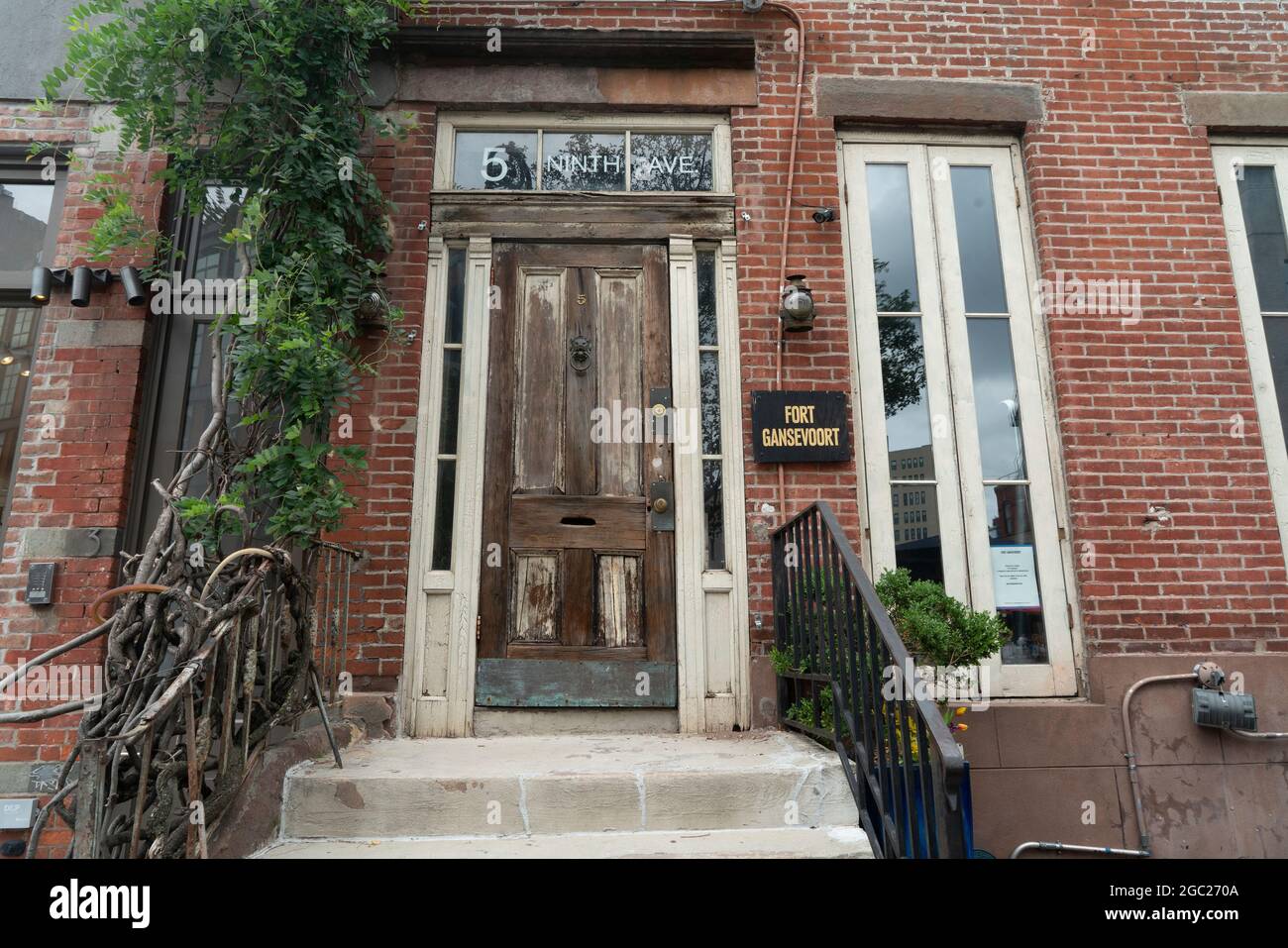 Une maison pittoresque dans le quartier Meatpacking de Greenwich Village date de 1899. C'est maintenant une galerie d'art. La vigne a été plantée il y a des décennies. Banque D'Images