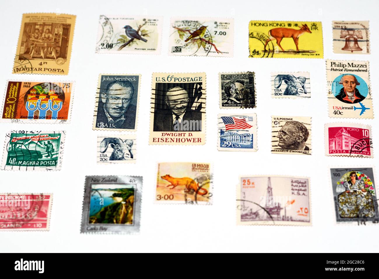 arrière-plan de divers anciens timbres-poste utilisés de différents pays et temps sur fond blanc, une couverture avec un ensemble de timbres-poste, vintage Banque D'Images