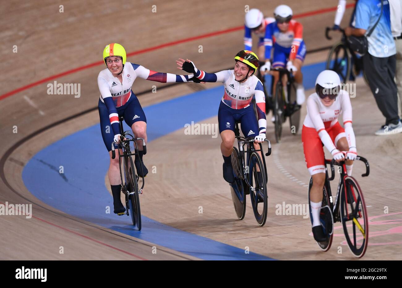(210806) --IZU, le 6 août 2021 (Xinhua) -- Katie Archibald/Laura Kenny, de Grande-Bretagne, célèbre après la finale féminine de madison sur piste cyclable aux Jeux Olympiques de Tokyo en 2020, à Izu, au Japon, le 6 août 2021. (Xinhua/Zhang Hongxiang) Banque D'Images