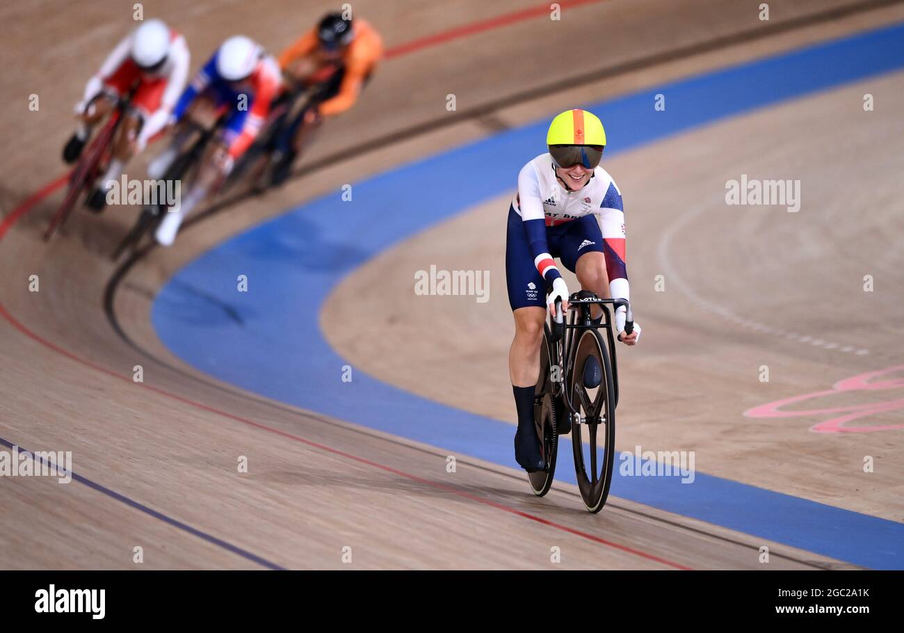 (210806) --IZU, le 6 août 2021 (Xinhua) -- Laura Kenny, de Grande-Bretagne, célèbre après la finale féminine de madison sur piste cyclable aux Jeux Olympiques de Tokyo en 2020, à Izu, au Japon, le 6 août 2021. (Xinhua/Zhang Hongxiang) Banque D'Images