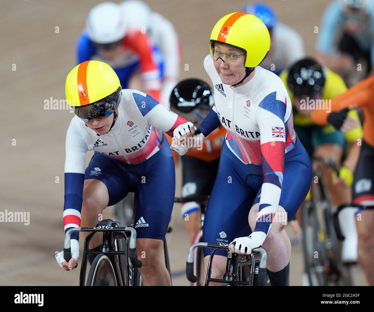 (210806) --IZU, le 6 août 2021 (Xinhua) -- Katie Archibald (R) et Laura Kenny de Grande-Bretagne participent à la finale féminine de madison sur piste cyclable aux Jeux Olympiques de Tokyo 2020, à Izu, au Japon, le 6 août 2021. (Xinhua/HE Changshan) Banque D'Images