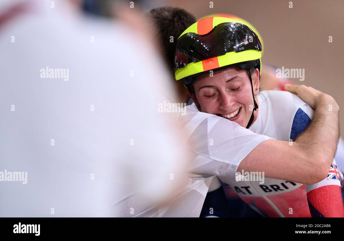(210806) --IZU, le 6 août 2021 (Xinhua) -- Laura Kenny, de Grande-Bretagne, célèbre après la finale féminine de madison sur piste cyclable aux Jeux Olympiques de Tokyo en 2020, à Izu, au Japon, le 6 août 2021. (Xinhua/Zhang Hongxiang) Banque D'Images