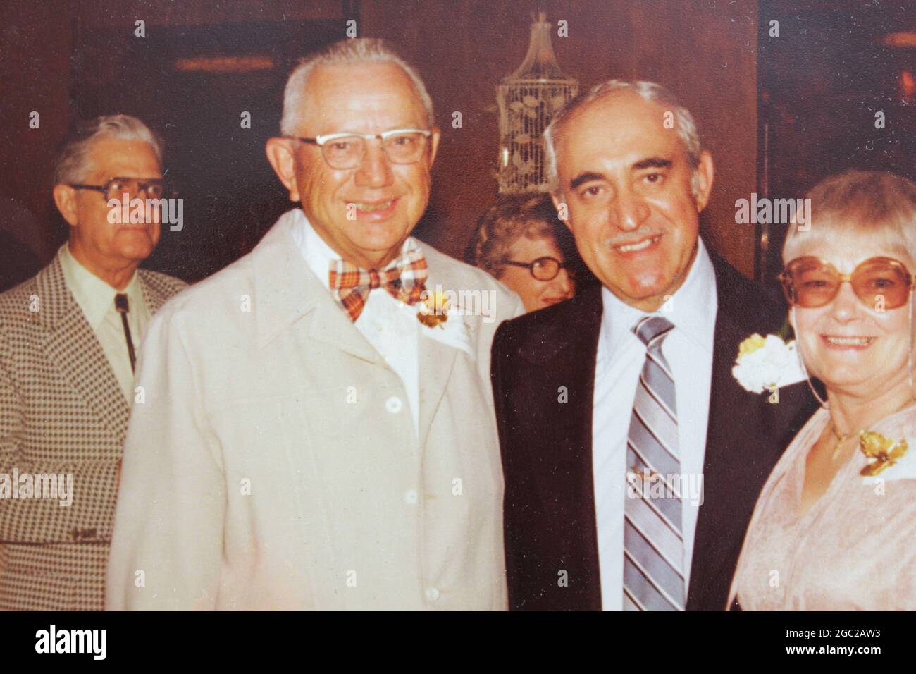 Une ancienne photo d'anciens amis qui se rencontrent lors d'une fête. Banque D'Images