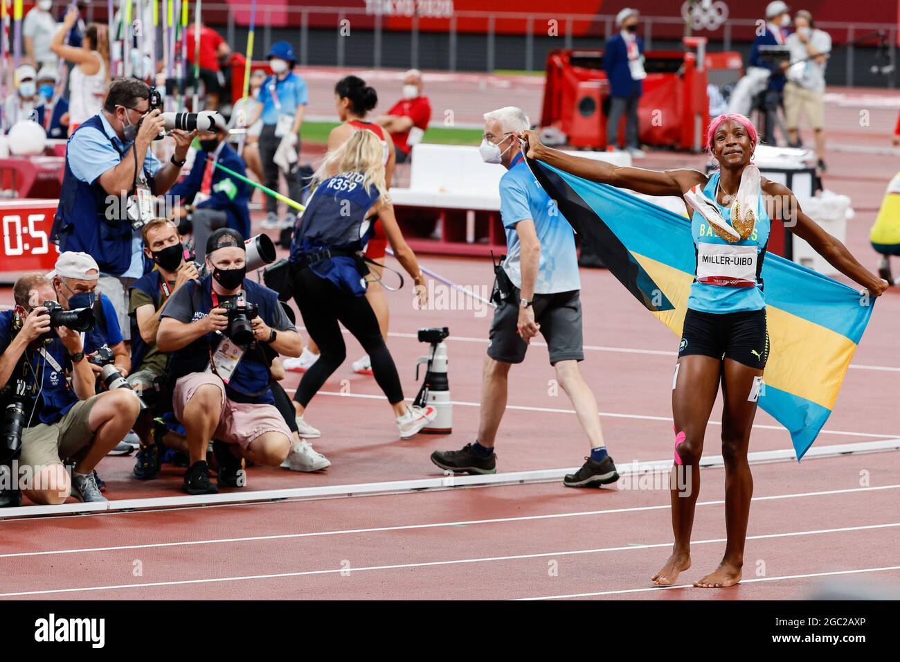 Tokyo, Japon. 06e août 2021. Shaunes Miller-Uibo, des Bahamas, célèbre après avoir remporté l'or en finale du 400m féminin au stade olympique lors des Jeux olympiques d'été de 2020 à Tokyo, au Japon, le vendredi 6 août 2021. Shaunes Miller-Uibo des Bahamas a gagné l'or avec un temps de 48.36, Marileidy Paulino de la République dominicaine a pris l'argent avec un temps de 49.20 et Allyson Felix des États-Unis a pris le bronze avec un temps de 49.46. Photo par Tasos Katopodis/UPI crédit: UPI/Alay Live News Banque D'Images