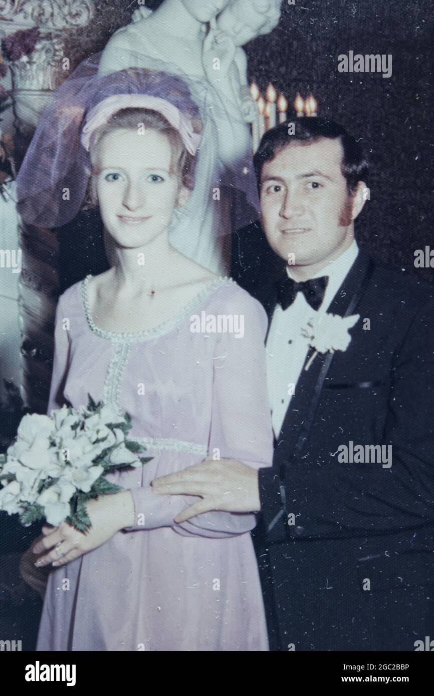 Une vieille photo du couple heureux le jour de leur mariage. Banque D'Images