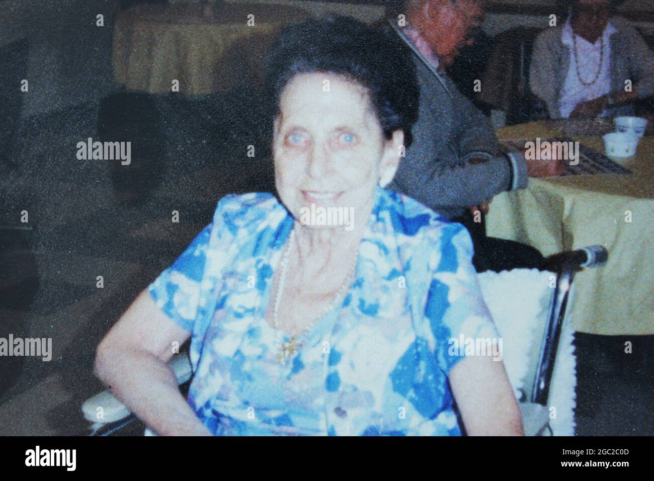 Une vieille photo d'une femme âgée souriant et posant pour l'appareil photo. Banque D'Images