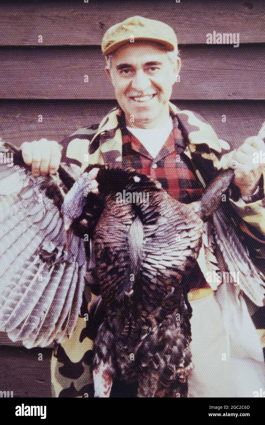 Une vieille photo d'un chasseur heureux montrant sa chasse au faisan. Banque D'Images