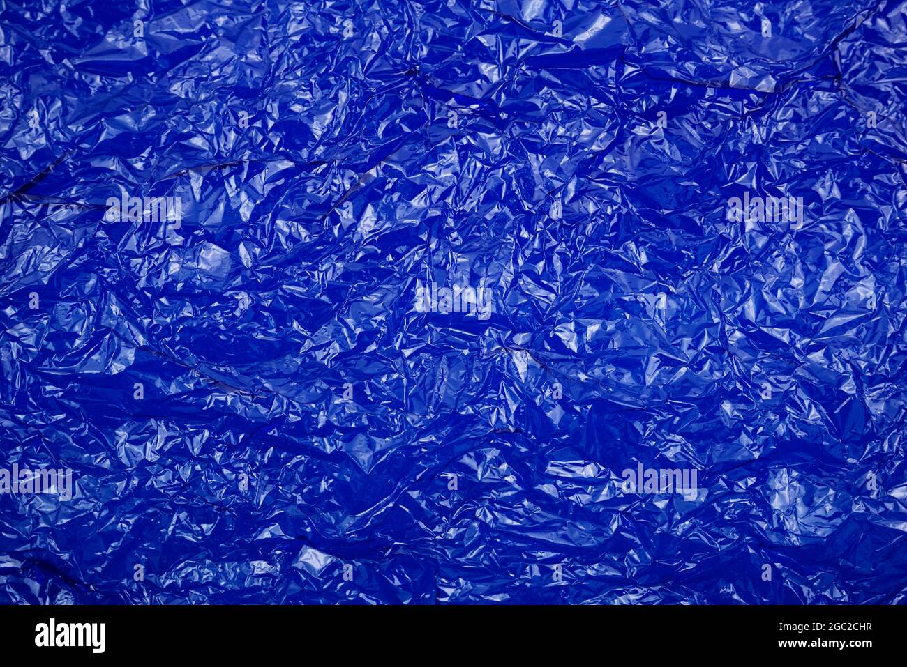 Cellophane froissé bleu clair plastique transparent texture arrière-plan abstrait. Banque D'Images