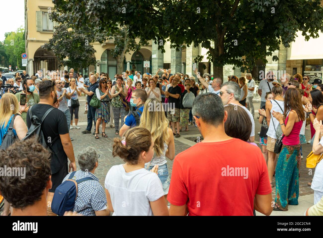 CREMONA, ITALIE - 24 juillet 2021 : une foule de personnes protestant contre la vaccination Covid-19 à Cremona, Italie Banque D'Images