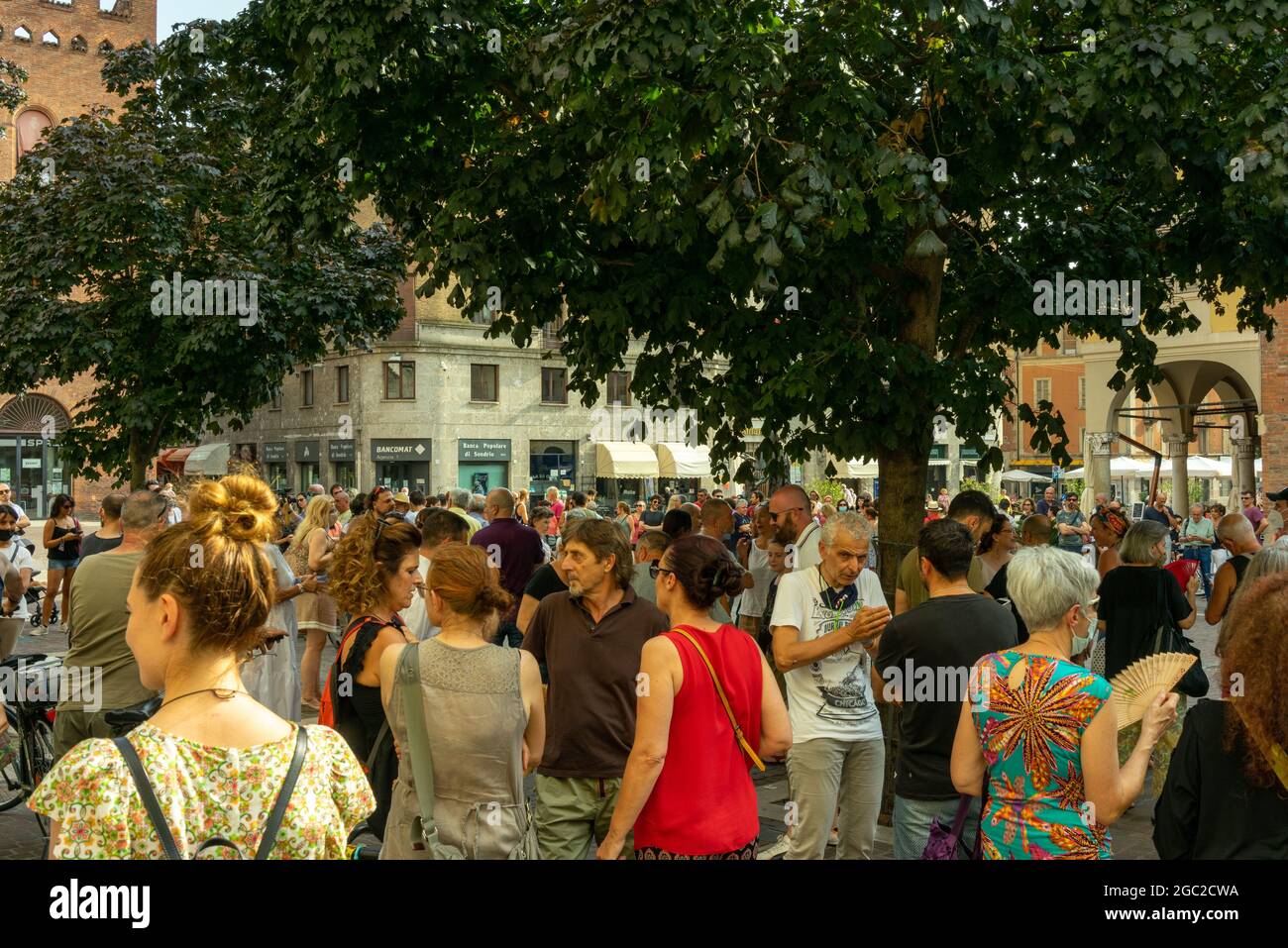 CREMON, ITALIE - 24 juillet 2021 : une foule de personnes protestant contre la vaccination Covid-19 à Cremona, Italie Banque D'Images