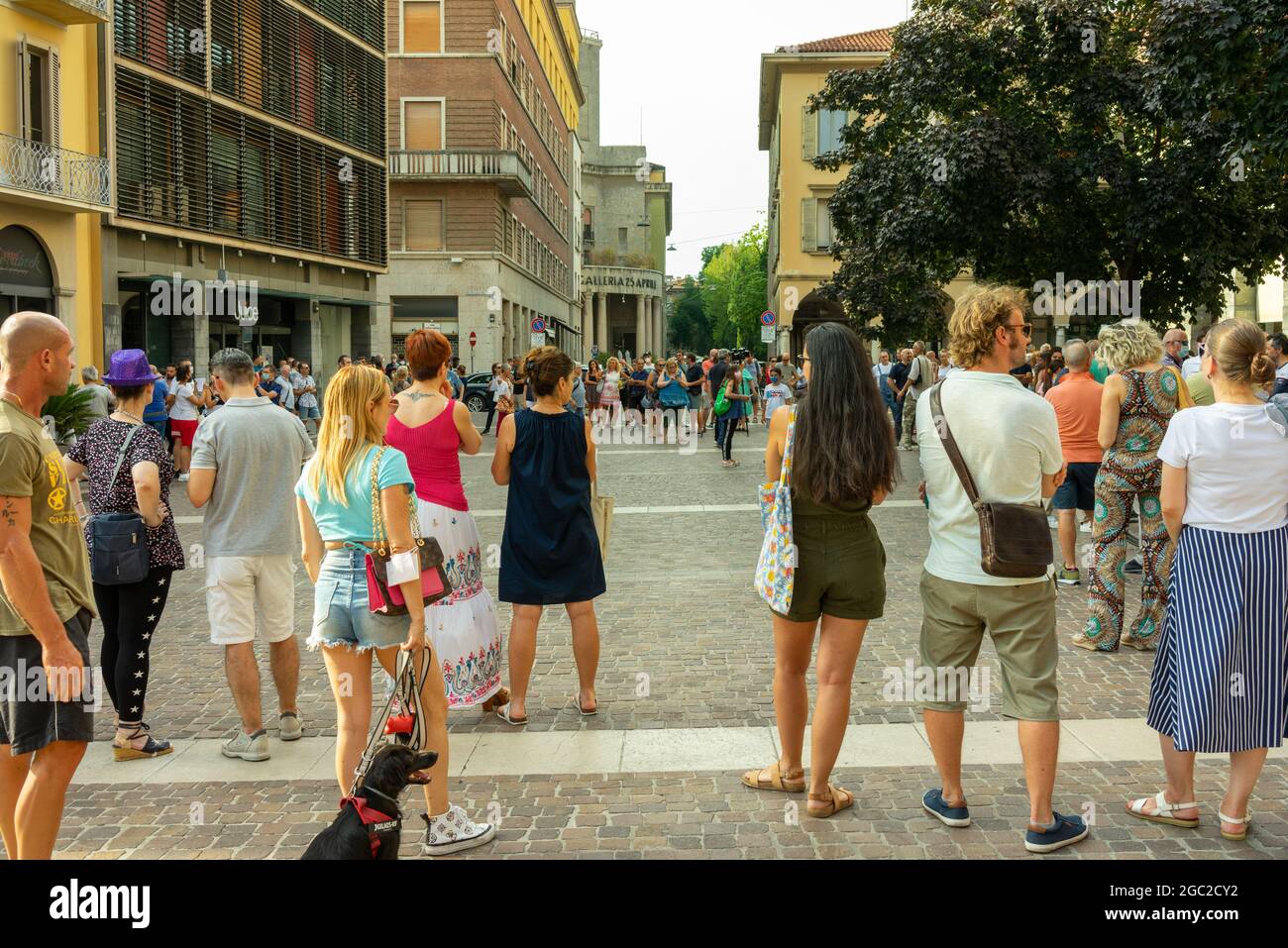 CREMON, ITALIE - 24 juillet 2021 : une foule de personnes protestant contre la vaccination Covid-19 à Cremona, Italie Banque D'Images