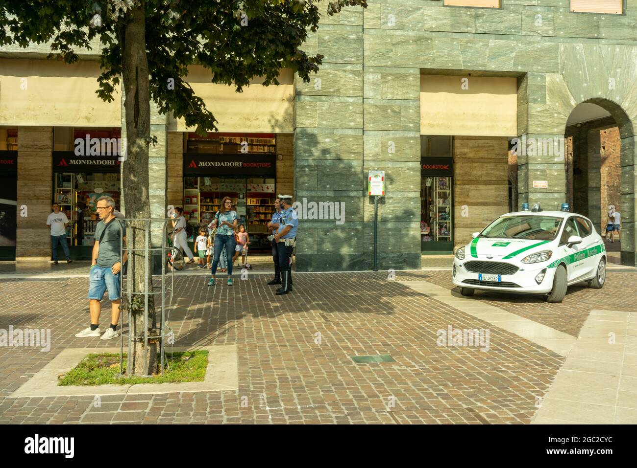 CREMON, ITALIE - 24 juillet 2021 : une voiture de police garée sur une place où des personnes protestent contre la vaccination Covid-19 à Cremona, en Italie Banque D'Images