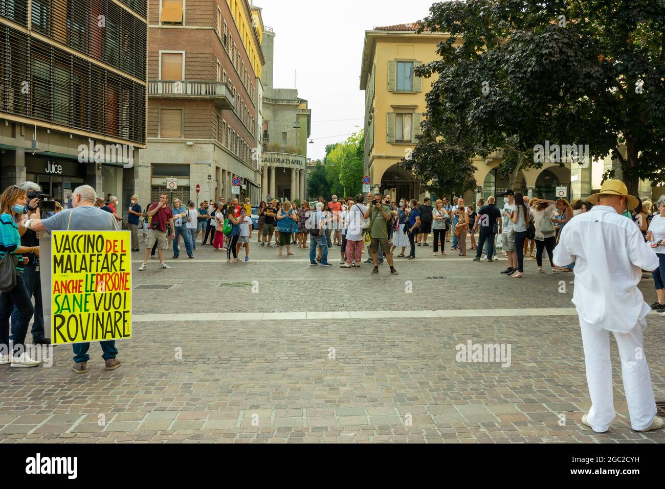 CREMON, ITALIE - 24 juillet 2021 : une foule de personnes protestant contre la vaccination Covid-19 à Cremon, Italie Banque D'Images