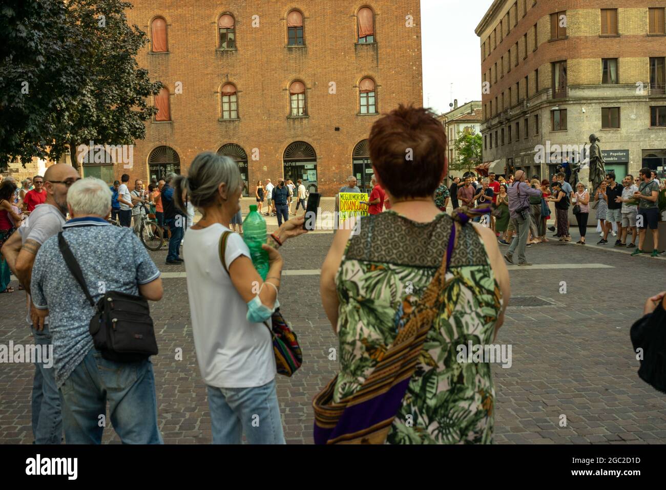 CREMONA, ITALIE - 24 juillet 2021 : une foule de personnes protestant contre la vaccination Covid-19 à Cremona, Italie Banque D'Images