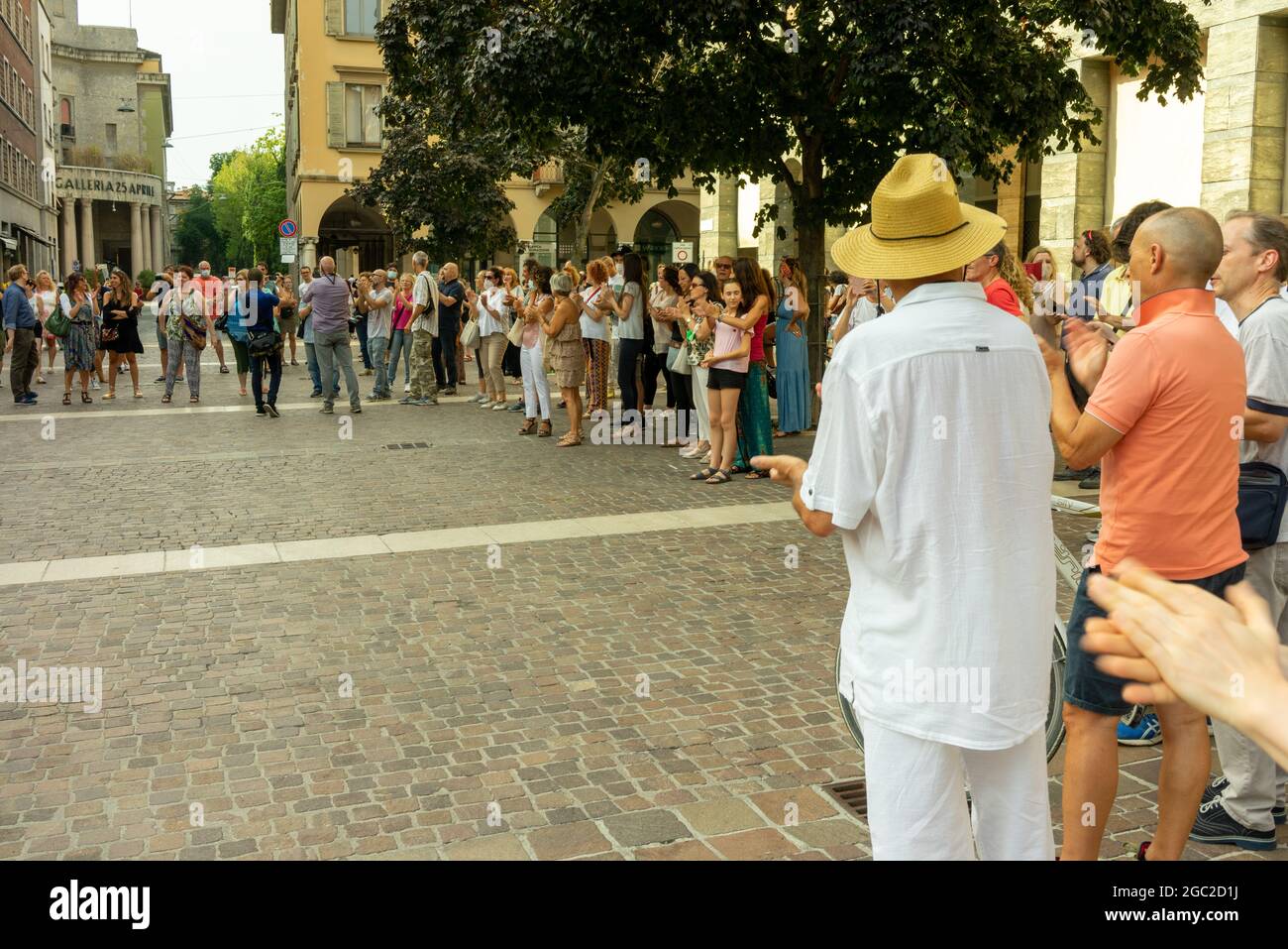 CREMONA, ITALIE - 24 juillet 2021 : une foule de personnes protestant contre la vaccination Covid-19 à Cremon, Italie Banque D'Images