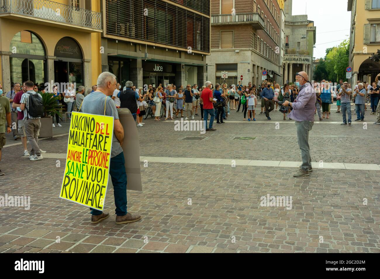 CREMONA, ITALIE - 24 juillet 2021 : une foule de personnes protestant contre la vaccination Covid-19 à Cremon, Italie Banque D'Images
