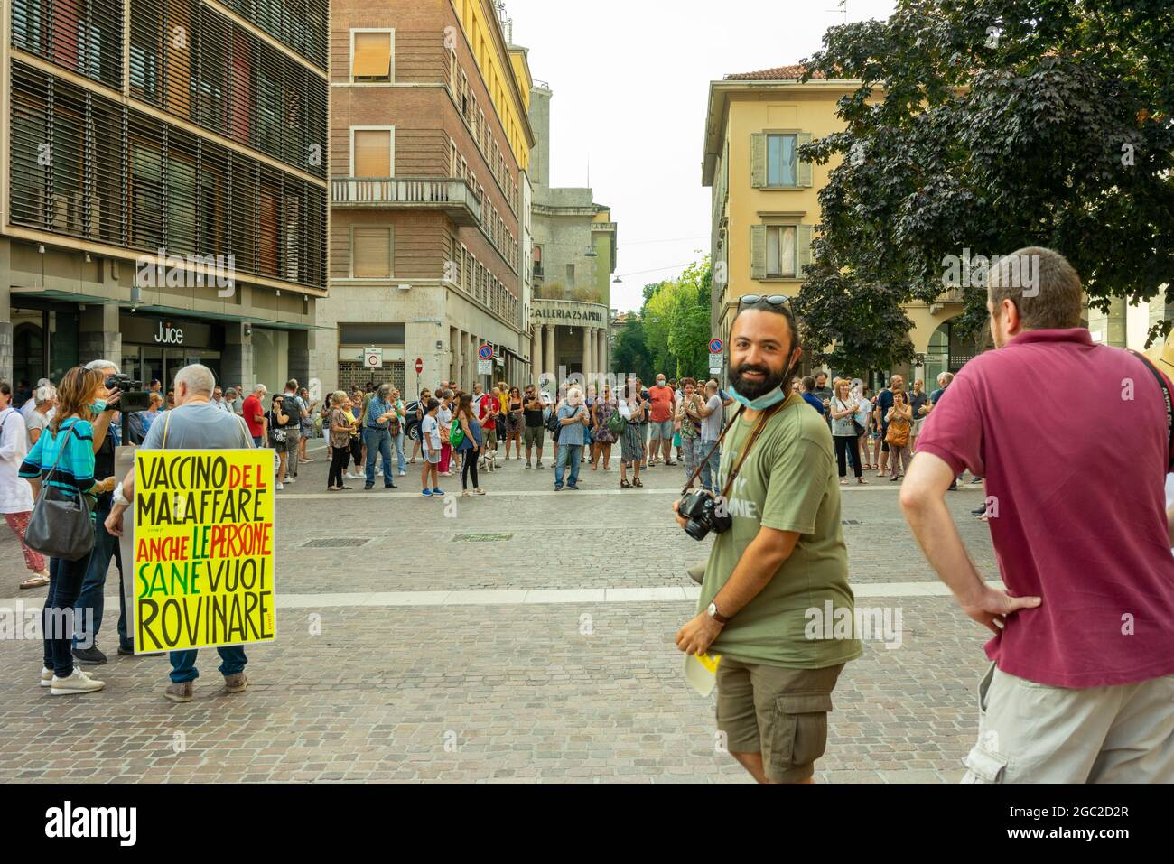 CREMON, ITALIE - 24 juillet 2021 : une foule de personnes protestant contre la vaccination Covid-19 à Cremon, Italie Banque D'Images