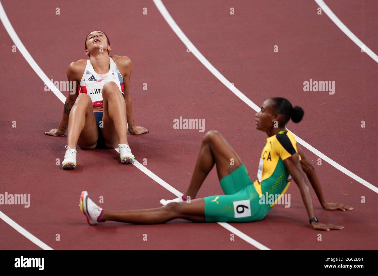 Jodie Williams en Grande-Bretagne après avoir terminé sixième et Stephenie Ann McPherson en Jamaïque après avoir terminé quatrième à la finale du 400m féminin au stade olympique le quatorzième jour des Jeux Olympiques de Tokyo 2020 au Japon. Date de la photo : vendredi 6 août 2021. Banque D'Images